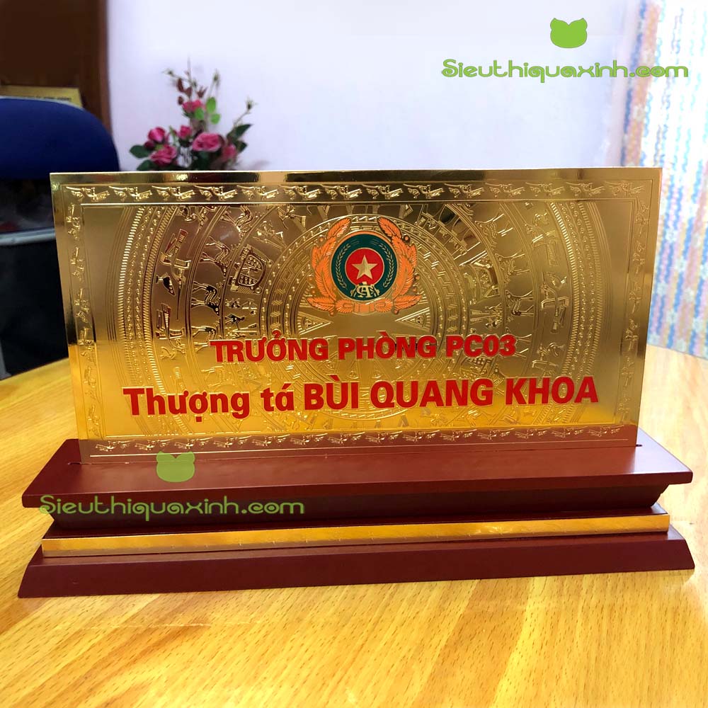 Biển chức danh công an để bàn gỗ đồng mạ vàng uy nghiêm